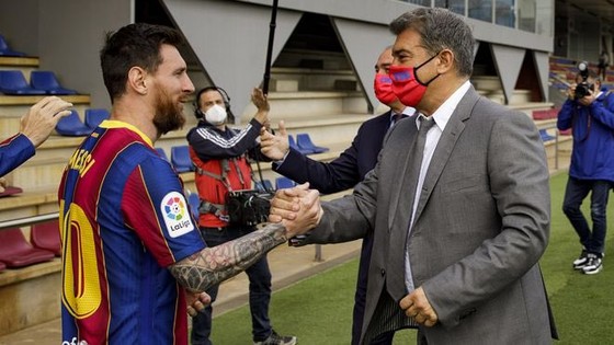 Ronaldinho giải thích tại sao Messi phải tiếp tục ở lại Barcelona ảnh 1