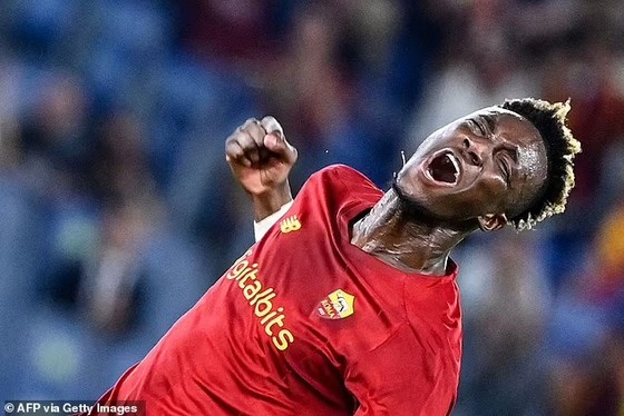 Abraham tỏa sáng trận ra mắt khi AS Roma của Mourinho thắng trận mở mản ảnh 1