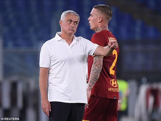 Abraham tỏa sáng trận ra mắt khi AS Roma của Mourinho thắng trận mở mản ảnh 2
