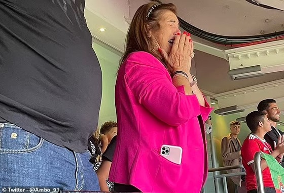 Mẹ Ronaldo rơi nước mắt khi chứng kiến CR7 ghi cú đúp ở Old Trafford ảnh 1