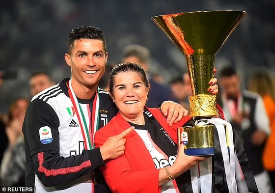 Mẹ Ronaldo rơi nước mắt khi chứng kiến CR7 ghi cú đúp ở Old Trafford ảnh 2