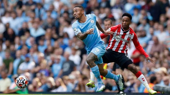 Chiếc thẻ đỏ và quả 11m của Kyle Walker gây tranh cãi trên mạng xã hội ảnh 1
