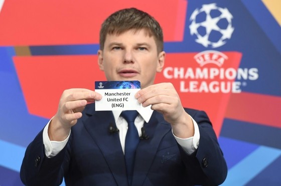 Andriy Arshavin bốc lá thăm Man United