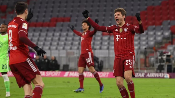 Thomas Muller (phải) và Robert Lewandowski có trận đấu đáng nhớ