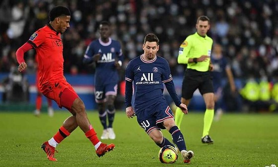 Messi có thực sự ‘đáng kinh ngạc’ cho PSG như Leonardo tuyên bố?