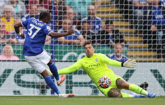 Ademola Lookman đối mặt với thủ thành Ederson (Man City)