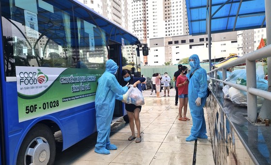 Co.op Food tăng tốc giao hàng cho các đầu mối mua chung bằng nhiều xe buýt ảnh 2