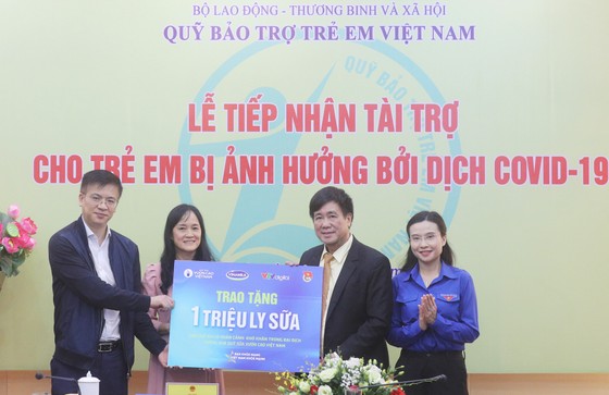 10 tỷ đồng và 1 triệu ly sữa hỗ trợ cho trẻ em khó khăn do tác động của Covid-19 ảnh 1