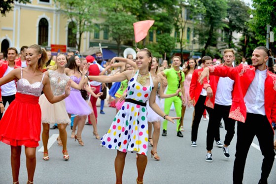 Đoàn vũ công Carnival khuấy động phố đi bộ Hà Nội ảnh 2
