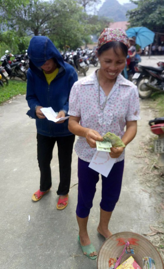 Tình người sau lũ quét ảnh 2
