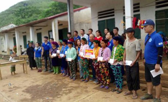 Tình người sau lũ quét ảnh 1
