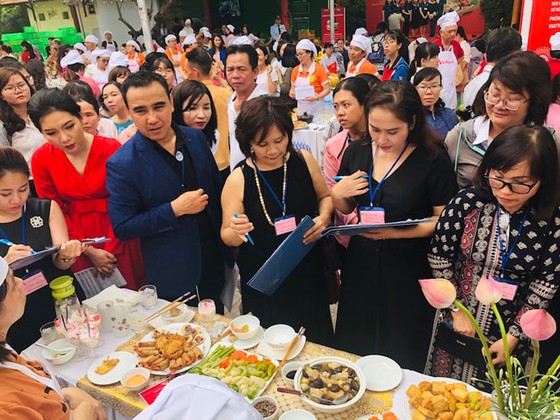 Hàng trăm đầu bếp không chuyên so tài “Sạch tươi ngon, cùng con khôn lớn” ảnh 6