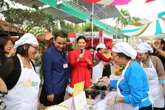 Hàng trăm đầu bếp không chuyên so tài “Sạch tươi ngon, cùng con khôn lớn” ảnh 8