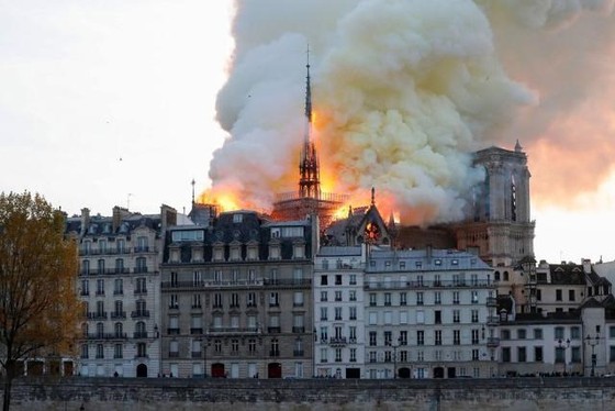 Nhà thờ Đức Bà Paris 850 năm tuổi cháy lớn ảnh 4