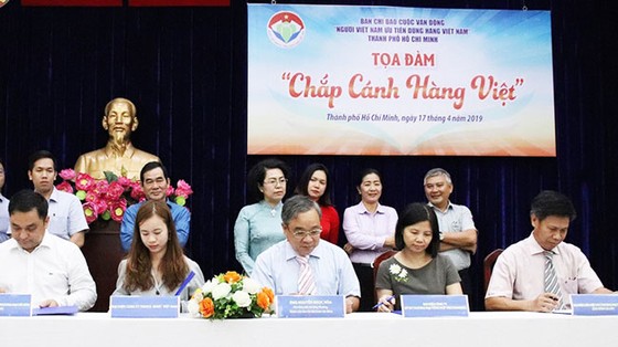 VinCommerce nhận bằng khen TPHCM tích cực hỗ trợ hàng Việt ảnh 1
