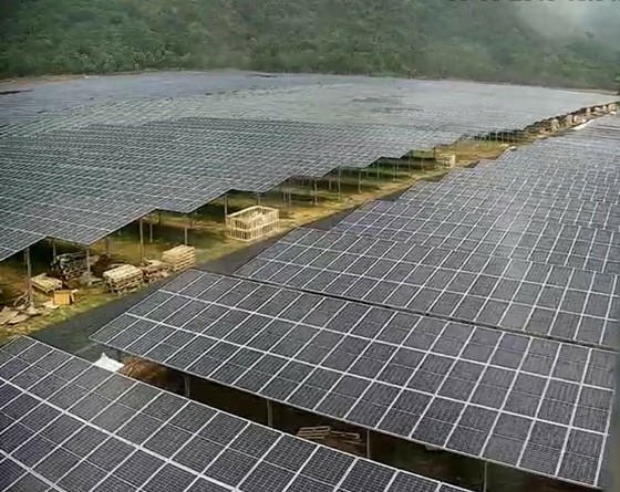 Kinh đô điện mặt trời dưới chân núi Cấm ảnh 1