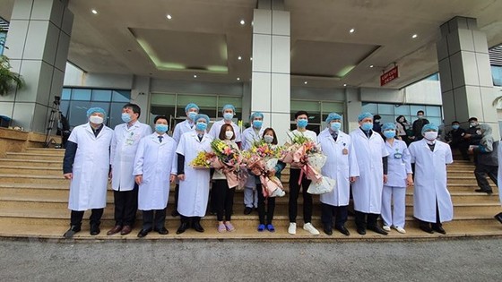 Niềm vui của 3 bệnh nhân mắc 2019-nCoV trong ngày xuất viện hình ảnh 2 Niem vui cua 3 benh nhan mac 2019-nCoV trong ngay xuat vien hinh anh 2