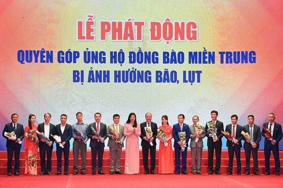 “Bầu Hiển” ủng hộ 8 tỷ đồng tiếp sức đồng bào miền Trung vượt lũ ảnh 2