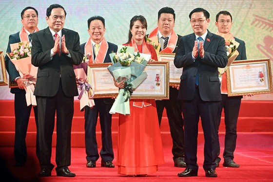 “Bầu Hiển” ủng hộ 8 tỷ đồng tiếp sức đồng bào miền Trung vượt lũ ảnh 4