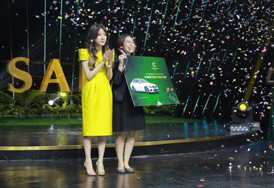 Meyhomes Capital Phú Quốc tặng khách hàng Mercedes C180 ảnh 1