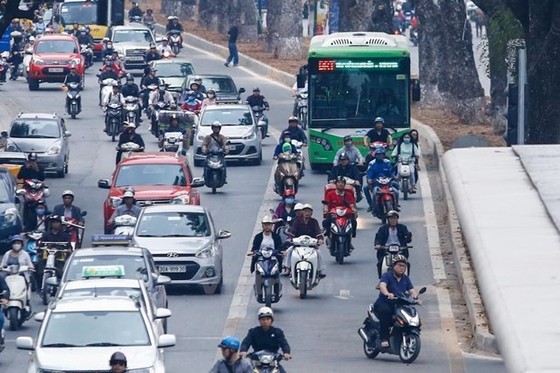 Không có làn đường riêng, buýt sẽ ‘sa lầy’ trong vòng vây xe cá nhân hình ảnh 2 Khong co lan duong rieng, buyt se ‘sa lay’ trong vong vay xe ca nhan hinh anh 2