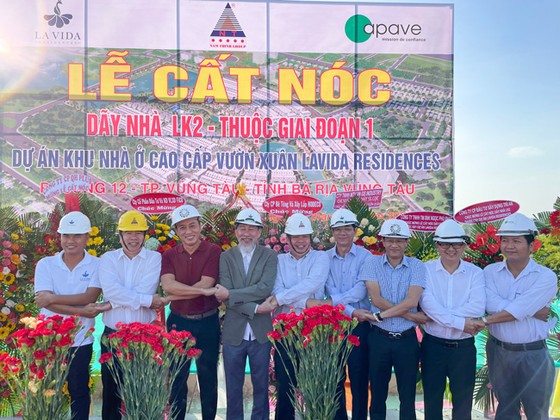 Cất nóc nhà phố vườn giai đoạn 1 dự án La Vida Residences ảnh 1