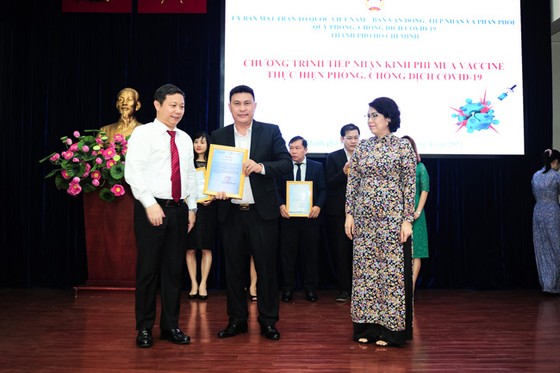 Hưng Thịnh trao tặng 50 tỷ đồng kinh phí mua vaccine ngừa Covid-19 ảnh 1