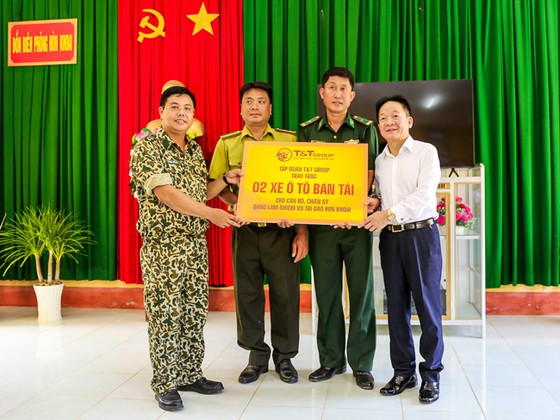 Lãnh đạo tỉnh Cà Mau và T&T Group thăm và tặng quà cán bộ chiến sĩ đảo Hòn Khoai ảnh 1