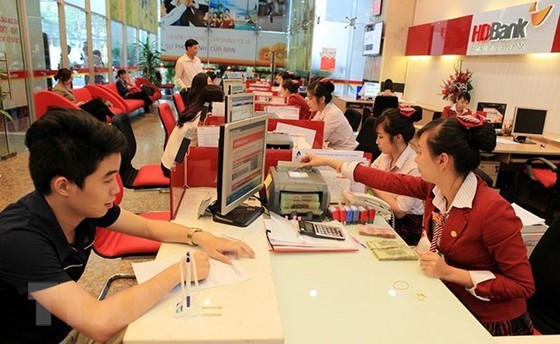 Dù không bắt buộc, nhiều ngân hàng ở TP.HCM vẫn áp dụng “3 tại chỗ” hình ảnh 2 Du khong bat buoc, nhieu ngan hang o TP.HCM van ap dung “3 tai cho” hinh anh 2