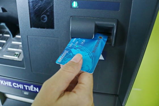Có kịp khai tử thẻ ATM công nghệ từ? - Ảnh 2. Có kịp khai tử thẻ ATM công nghệ từ? - Ảnh 2.