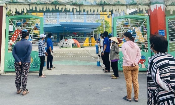 Chung tay chia sẻ cùng người dân khu cách ly ảnh 2