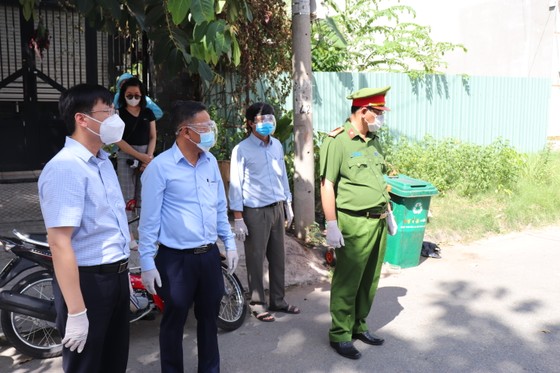 Ban Dân vận Thành ủy TPHCM thăm lực lượng tuyến đầu phòng chống dịch ở quận Bình Tân ảnh 1