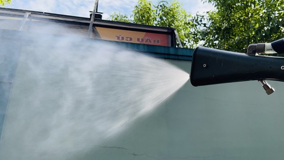 Quân đội phun thuốc khử khuẩn quy mô lớn tại quận Bình Tân ảnh 21