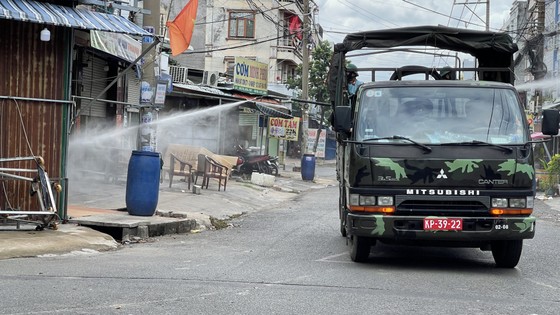Quân đội phun thuốc khử khuẩn quy mô lớn tại quận Bình Tân ảnh 14