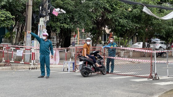Quân đội phun thuốc khử khuẩn quy mô lớn tại quận Bình Tân ảnh 16