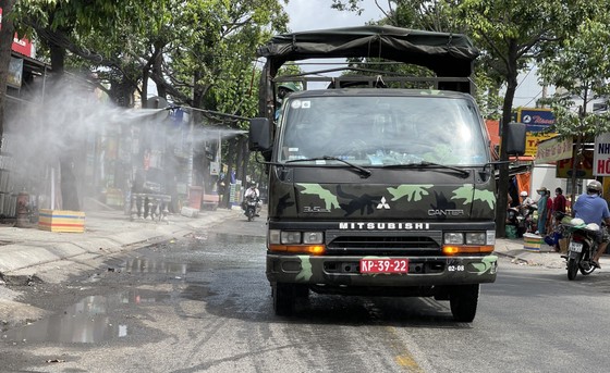 Quân đội phun thuốc khử khuẩn quy mô lớn tại quận Bình Tân ảnh 11