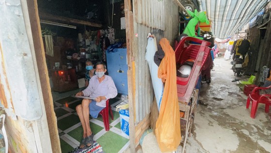 Trưởng Ban Nội chính Thành ủy TPHCM kiểm tra, thăm hỏi người dân trong khu phong tỏa ở quận 6 ảnh 4