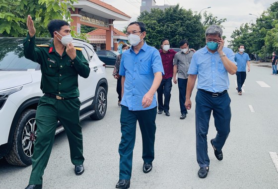 Bí thư Thành ủy TPHCM Nguyễn Văn Nên đi thăm, động viên F0 trong bệnh viện dã chiến ảnh 4