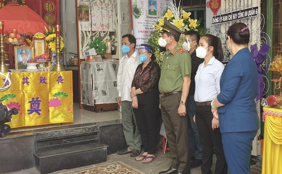 Tiễn đưa Đại úy Phan Tấn Tài về đất mẹ ảnh 2