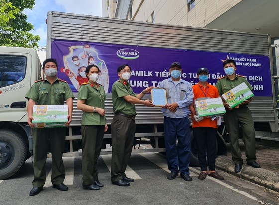 Nhiều đơn vị trao quà cho tuyến đầu chống dịch, khu phong tỏa ảnh 2