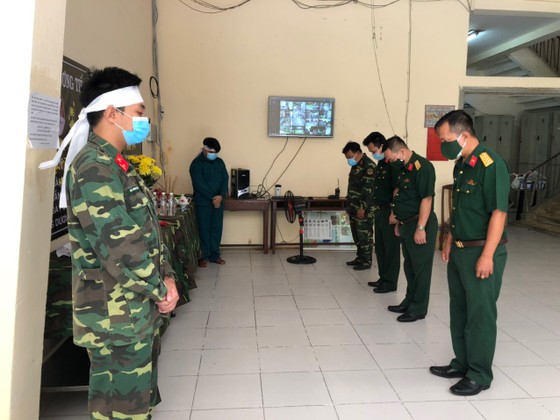Lập bàn thờ chịu tang cha mẹ trong khu cách ly, hai chiến sĩ tiếp tục chống dịch Covid-19 ảnh 3
