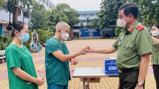 Trao gói an sinh, tặng quà cho người dân quận 10 khó khăn ảnh 3