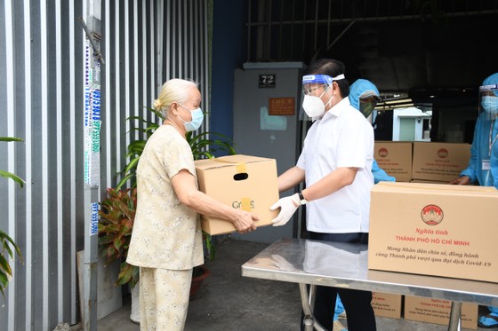Lãnh đạo TPHCM thăm, động viên người dân và lực lượng tuyến đầu chống dịch Covid-19 ảnh 21