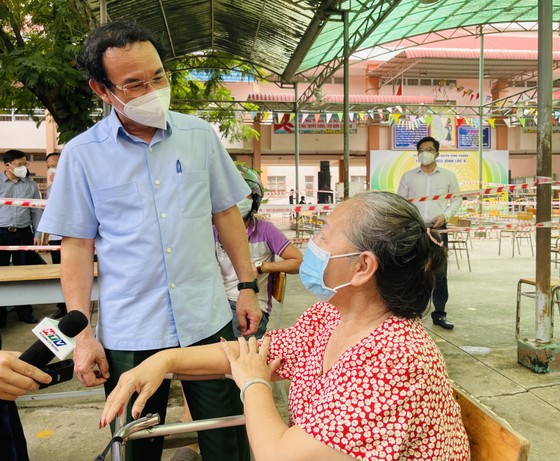 Bí thư Thành ủy TPHCM Nguyễn Văn Nên: Vận động các nguồn lực hỗ trợ người dân khó khăn ảnh 3