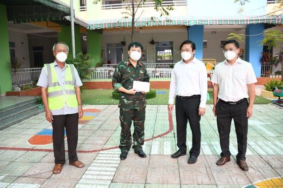 Lãnh đạo TPHCM thăm, động viên các 'pháo đài' chống dịch ảnh 9