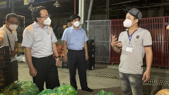 Không để dịch vụ nào ''ăn theo'' khi mở lại điểm tập kết, trung chuyển hàng hóa tại chợ đầu mối Bình Điền ảnh 4