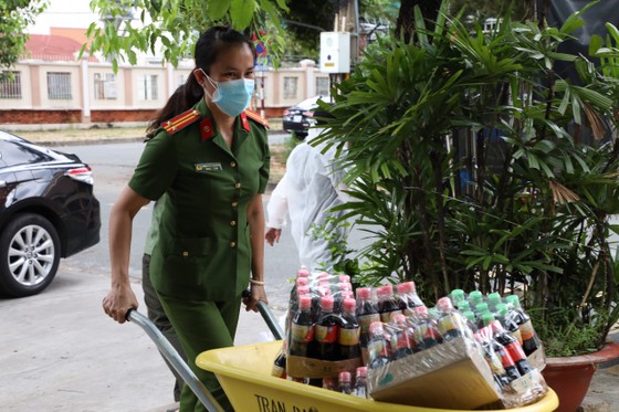 Cảnh sát hình sự trao nhu yếu phẩm đến người dân 'vùng đỏ', 'vùng cam' ảnh 3