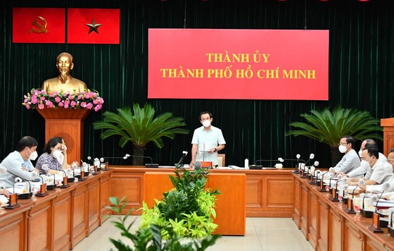 Ban Thường vụ Thành ủy TPHCM họp về kế hoạch, chiến lược phòng chống dịch và phục hồi kinh tế ảnh 1