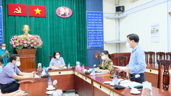 Giám đốc Trung tâm An sinh TPHCM trao quà cho người dân khó khăn ảnh 1