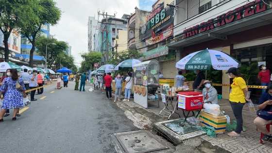 Quận 5 mở thêm chợ dã chiến phục vụ người dân vùng xanh ảnh 5